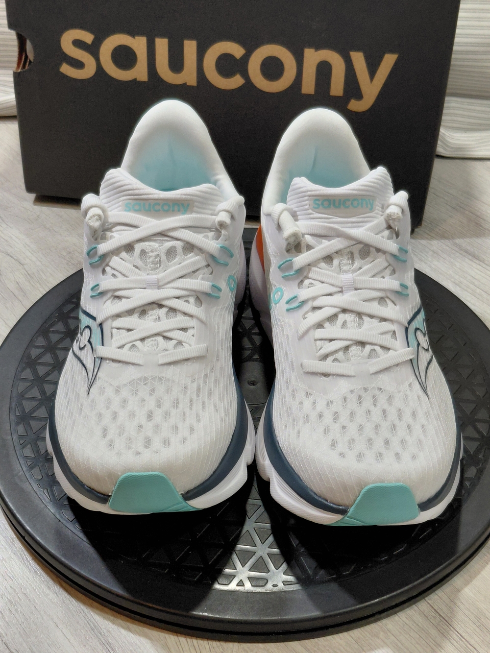 NEW Saucony Premium Women's Kinvara 16 White Teal Orange Running Shoes SIZE 7 - Picture 3 of 16
